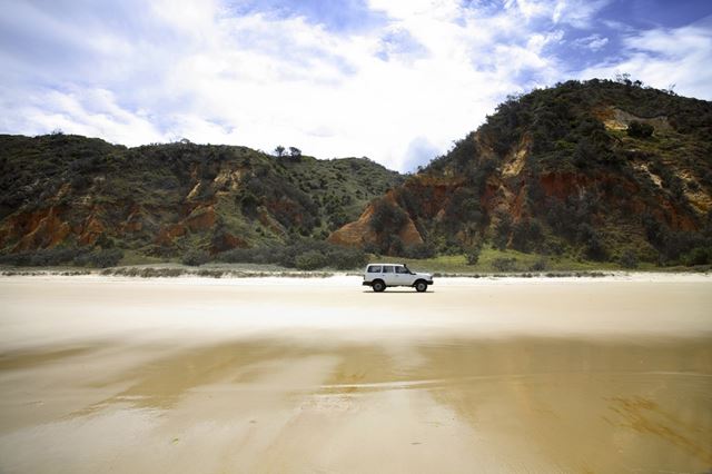 4WD on 75 Mile Beach Fraser Island